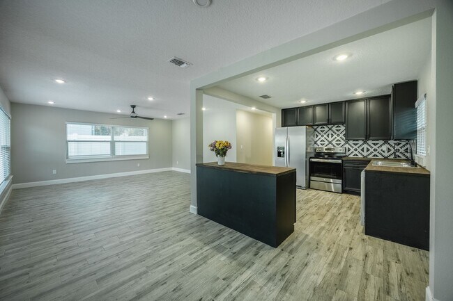 Building Photo - Contemporary 3-Bed, 2-Bath Home for Rent i...