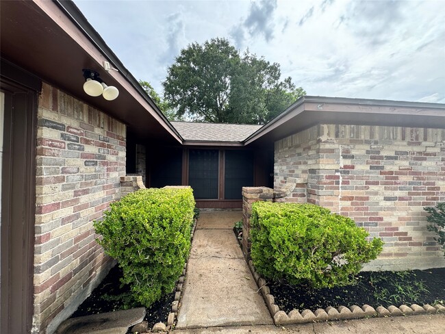 Building Photo - 10415 Sageburrow Dr