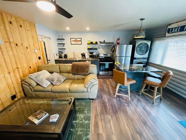 Building Photo - Fully Furnished 1 bed 1 bath unit available for short term rental - 30 day minimum