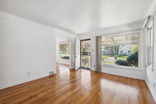 Building Photo - SECTION 8 ONLY - $1400 - 3 Bed and 1.5 Bat...