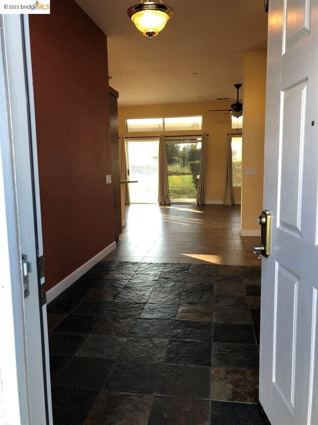 Building Photo - 275 Apple Hill Dr