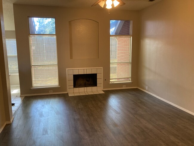 Foto del edificio - 2610 Wandering Oak Dr
