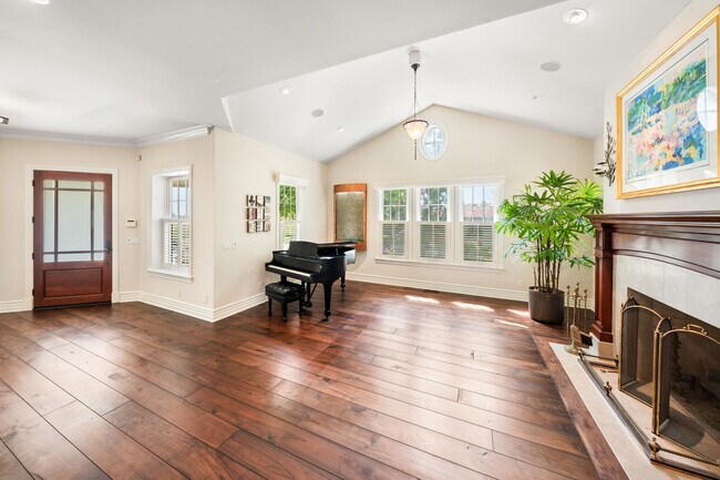 Building Photo - 14901 La Cumbre Dr