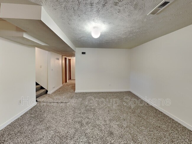 Building Photo - 4708 S Glenrose Rd
