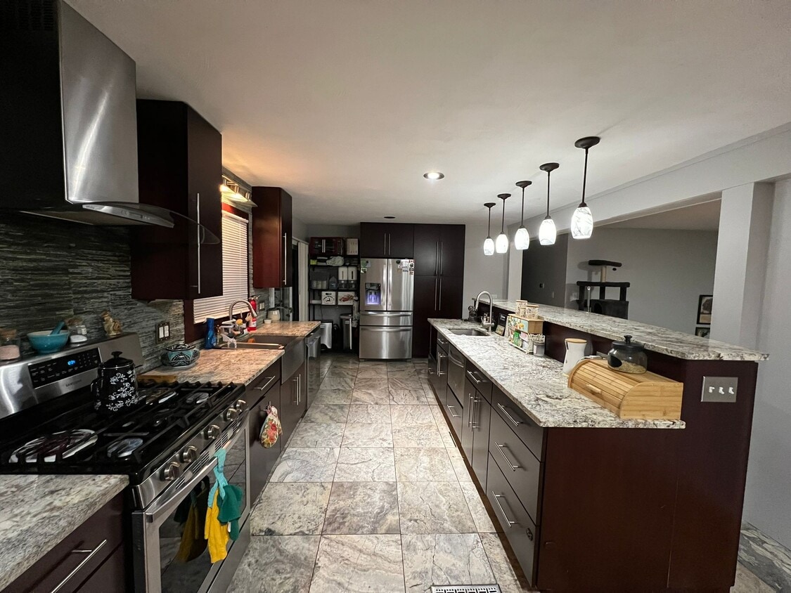 Building Photo - 2400 Lynnhurst Dr