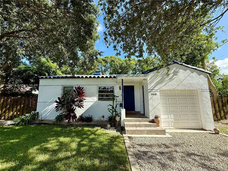 Foto principal - 1102 NE 116th St