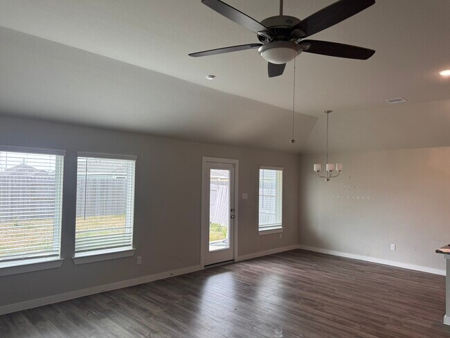 Foto del edificio - 5017 Evergreen Dr