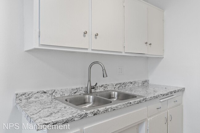 Building Photo - 2 br, 1 bath Apartment - 1128 E 12th Stree...