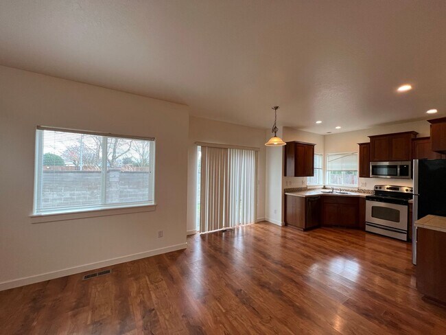 Building Photo - Spacious Three Bedroom Bethel Home