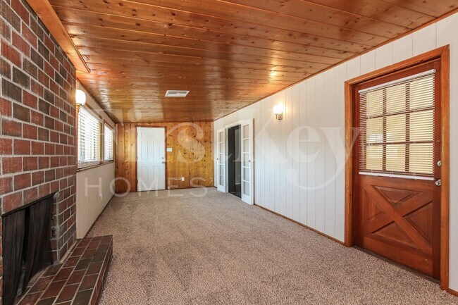 Building Photo - 2311 W Maryland Ave