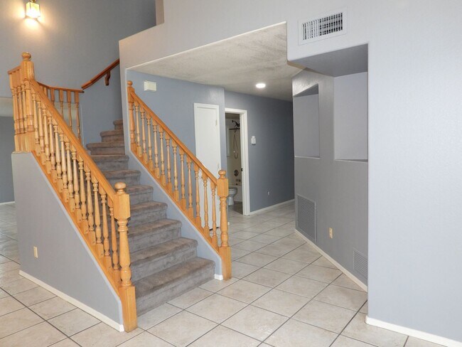 Foto del edificio - THIS HOME IS FOR LEASE UNTIL 8/31/2026 SHORT TERM.
