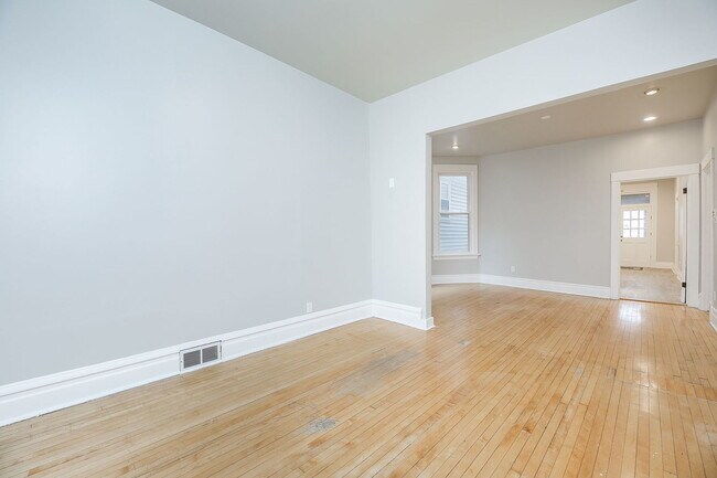 Foto del edificio - 2820 N Sacramento Ave