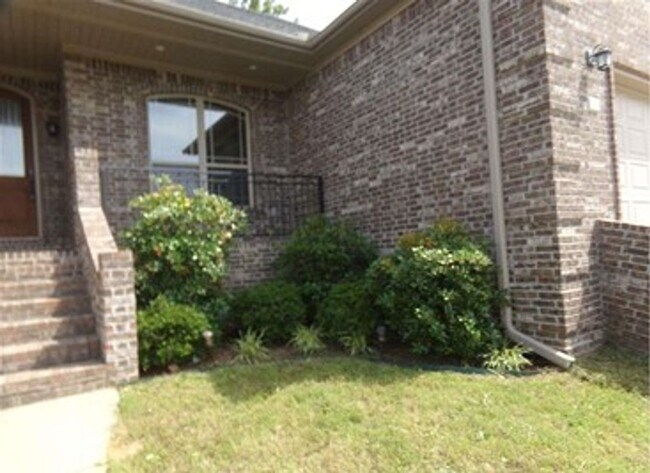 Building Photo - Gorgeous LARGE 4/2 in CABOT
