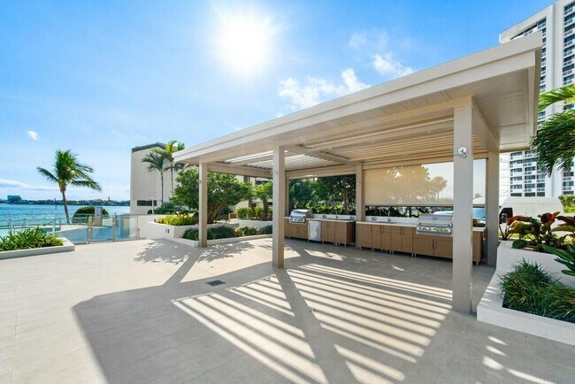 Foto del edificio - 100 Lakeshore Dr