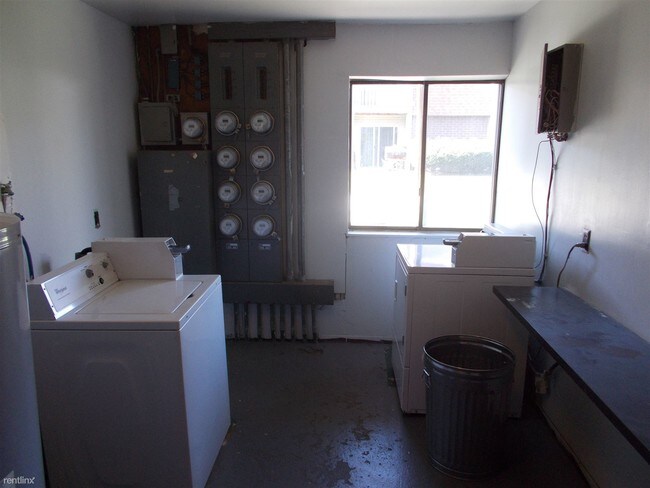 Building Photo - 704 W 40th Pl
