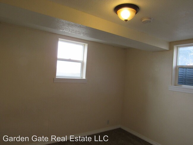 Building Photo - 1041 E 6th St