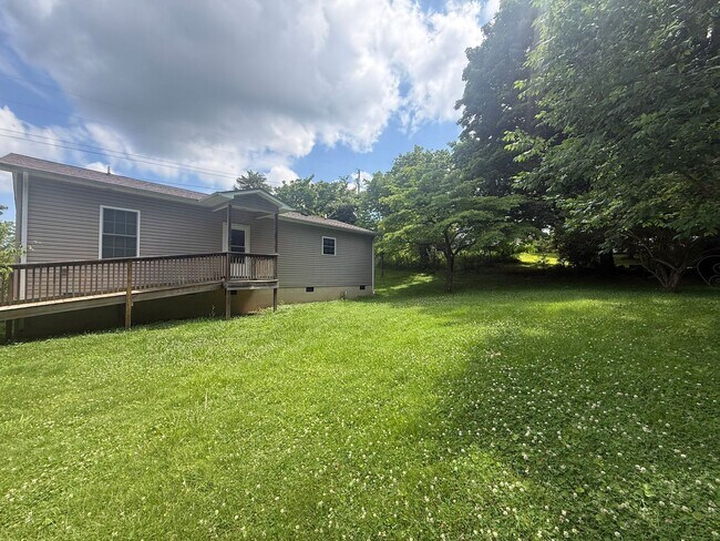 Foto del edificio - 3-Bedroom Home in Algood with Shaded Backyard