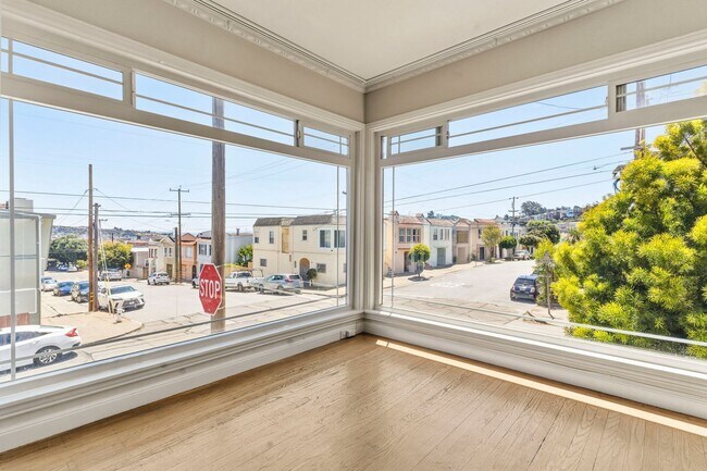 Foto del edificio - Updated Portola Single-Family Home w/ 2-Car Garage & Backyard