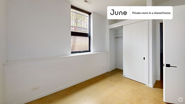 Building Photo - Private bedroom in 4 bed/3.5 bath Home