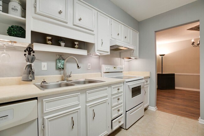 Building Photo - Townhome Close to MTSU