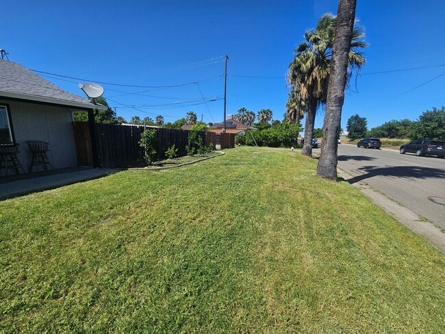 Foto del edificio - Home for Rent in Corning! 2 Bedroom 1 Bathroom PLUS Bonus Room