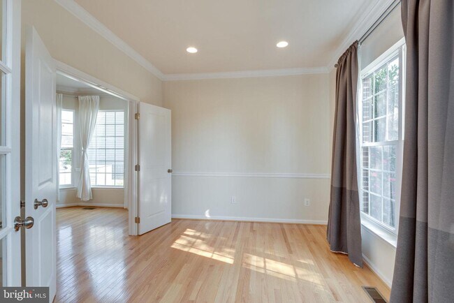 Building Photo - 10424 Goldenrod Dr