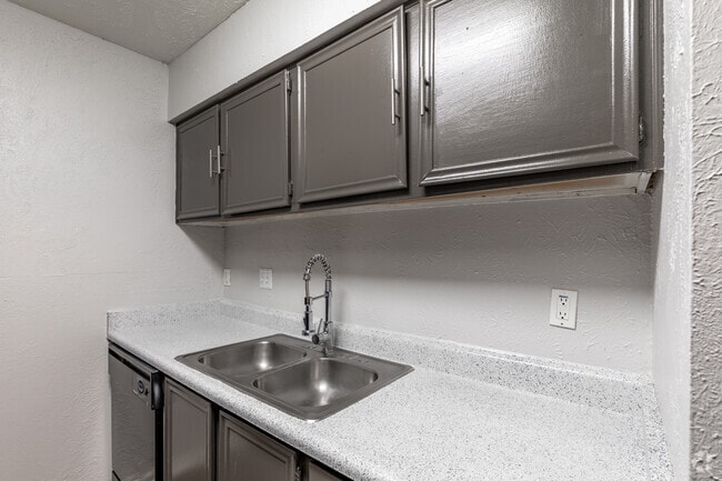 2BR, 2BA - 910 SF - Allure