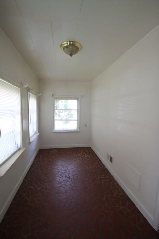 Building Photo - 556 Flint St