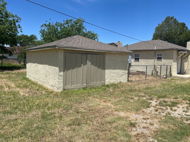 Building Photo - Home near Park!