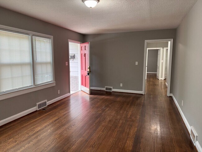 Foto del edificio - 3 bedroom 1 bath home, located in the Greystone area!