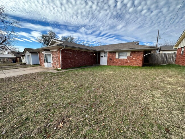 Building Photo - 3 Bedroom 2 Bathroom - Located in Midwest ...