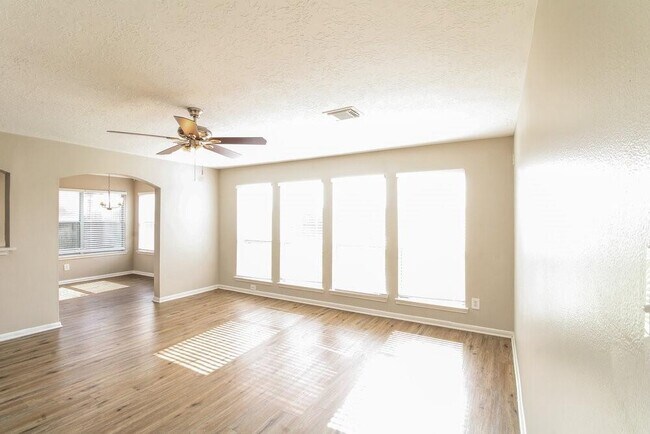 Foto del edificio - 304 Cedar Branch Dr