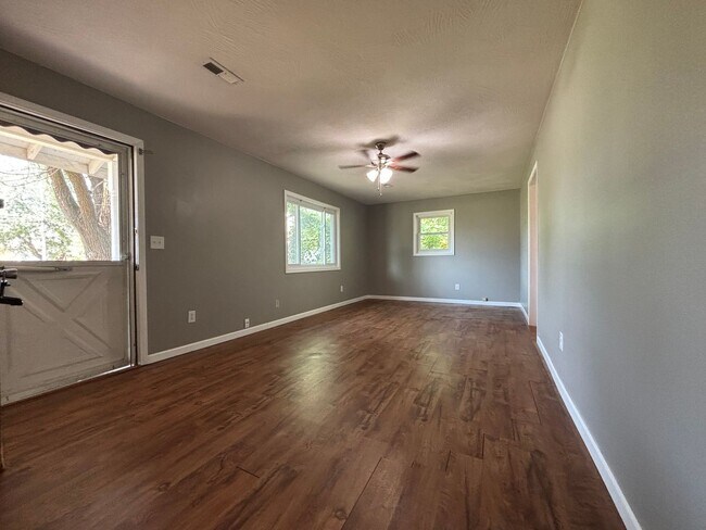 Foto del edificio - Recently Remodeled 2 Bedroom in West Sprin...