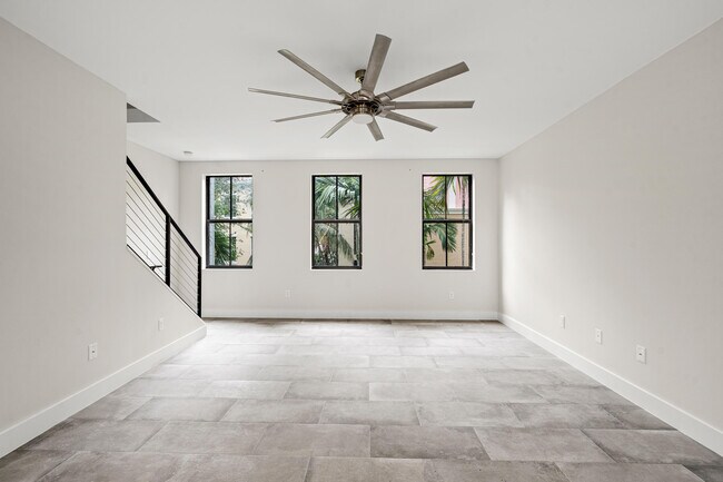 Building Photo - 672 Fern St