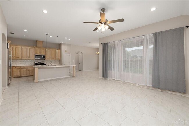 Foto del edificio - 13 Gorman Fls Rd