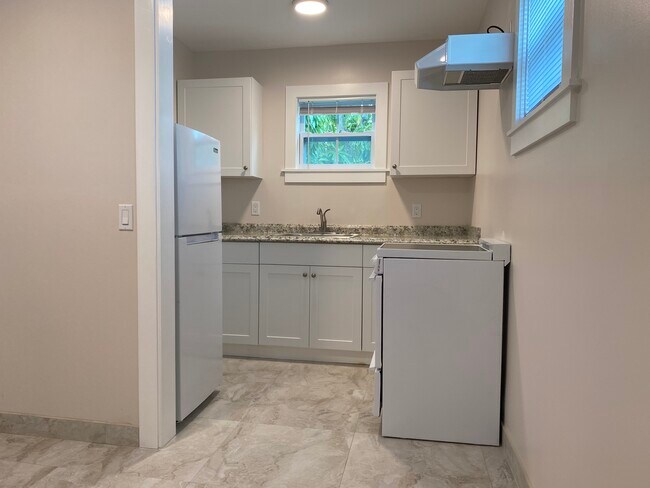 Kit - 1304 Grinnell St