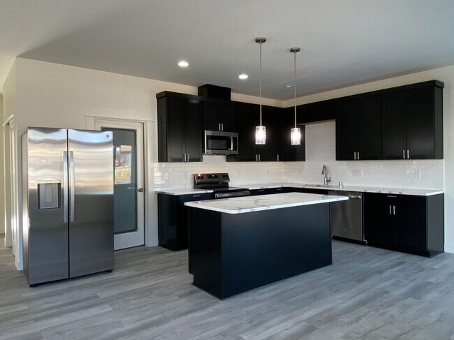 Building Photo - 414 Lolly Ln