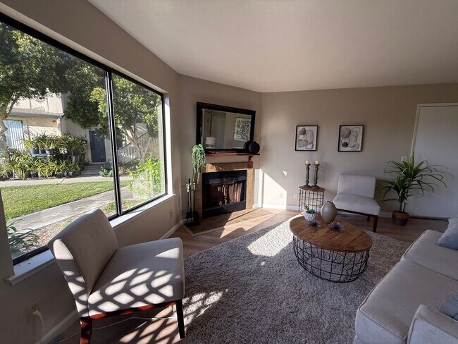 Building Photo - Light-Filled Modern 3 Bedroom Townhome