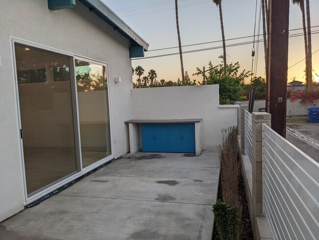 Large Size Patio - 17051 Labrador St