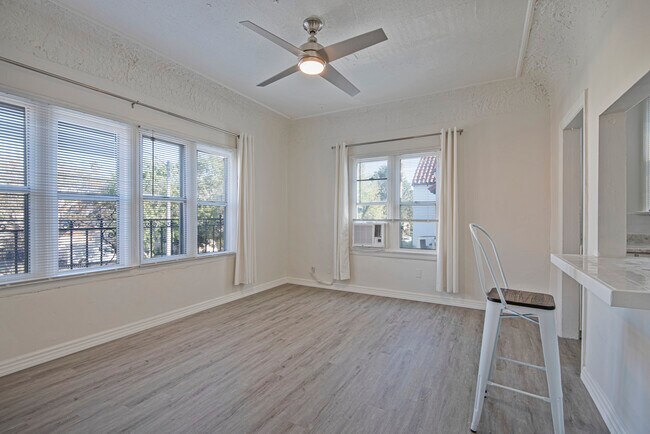 Foto del edificio - 121 N Kenmore Ave