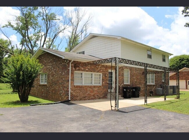 Foto del edificio - 214 Haynes Dr