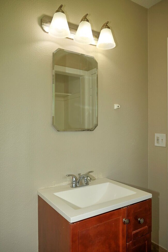 Building Photo - Charming 2bd 1bth home available now!