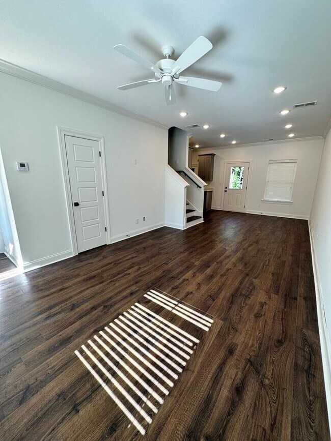 Building Photo - 3 Bed 3.5 Bath in Desirable Meadow Crest Neighborhood!