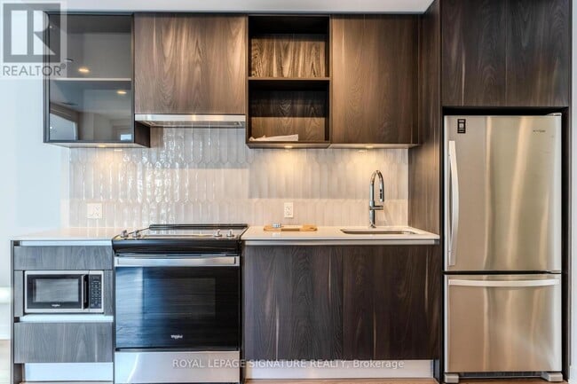 Building Photo - 395 Dundas St W