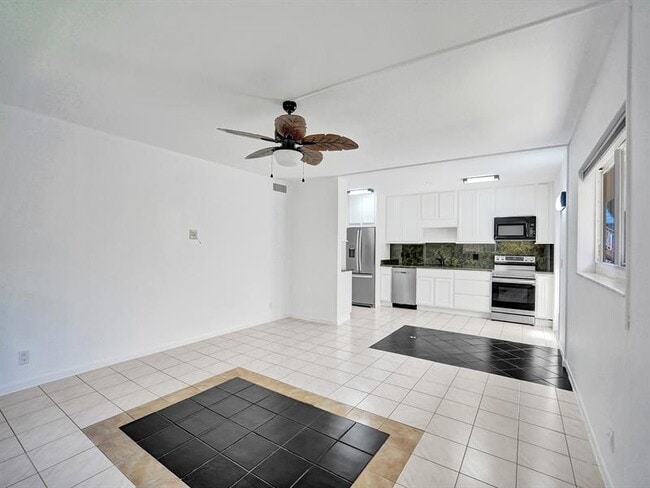 Building Photo - 2750 NE 28th Ct