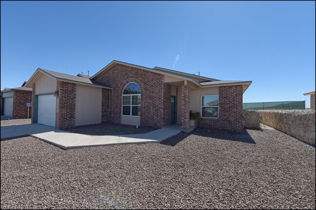 Building Photo - 14408 Escalera Dr