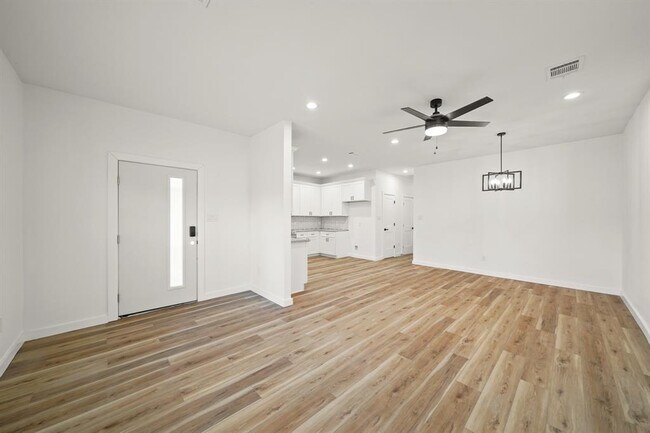 Building Photo - 6206 Lyndhurst Dr