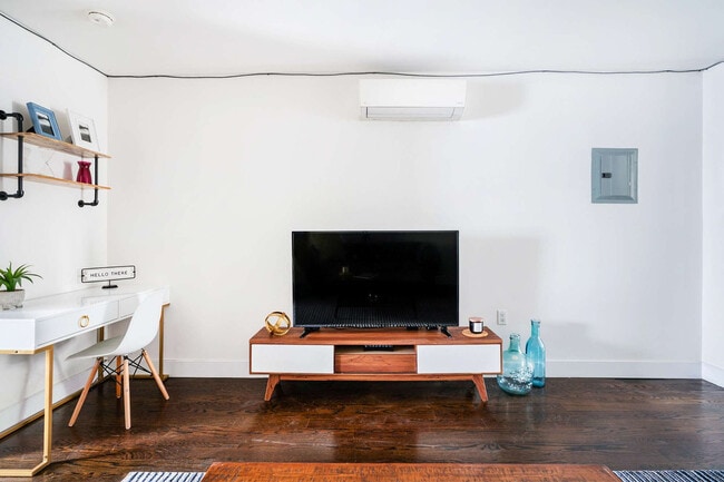 Building Photo - 359 W 39th St