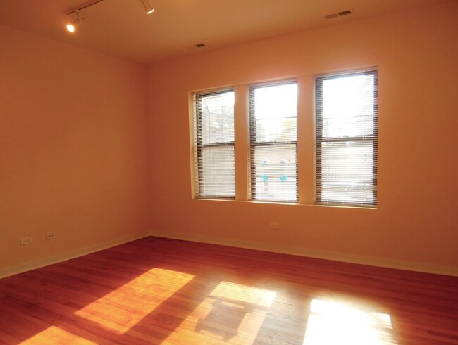 Foto del edificio - 2452 W Albion Ave