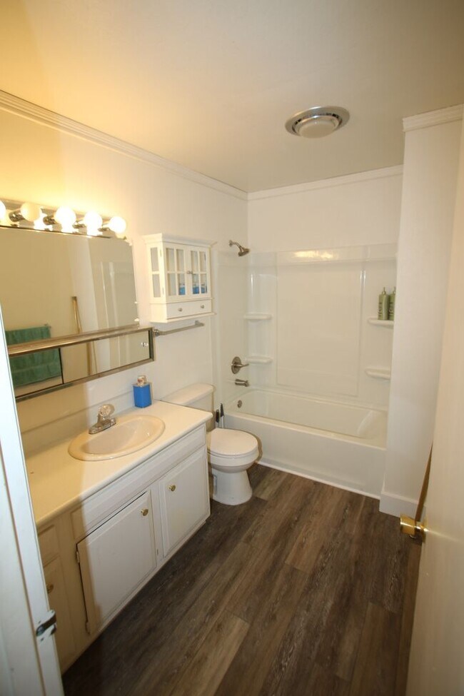 Foto del edificio - 2 bedroom Unit with 1 Car Detached Garage!